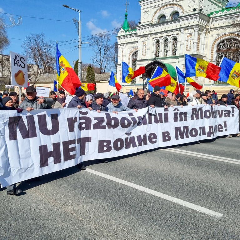 Menschen marschieren im März 2023 mit einem Transparent, auf dem "Nein zum Krieg in Moldau" steht durch die Straßen der Hauptstadt Chișinău. In der früheren Sowjetrepublik Moldau haben Tausende Menschen gegen die proeuropäische Regierung und hohe Gaspreise demonstriert.