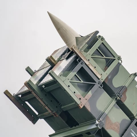 Ein gefechtsbereites Flugabwehrraketensystem vom Typ "Patriot" des Flugabwehrraketengeschwaders 1 der Bundeswehr steht auf dem Flugfeld des Militärflughafens Schwesing. Einige Einheiten des Geschwaders sind zur Verstärkung der NATO-Ostflanke im März 2022 auf dem Weg in die Slowakei.
