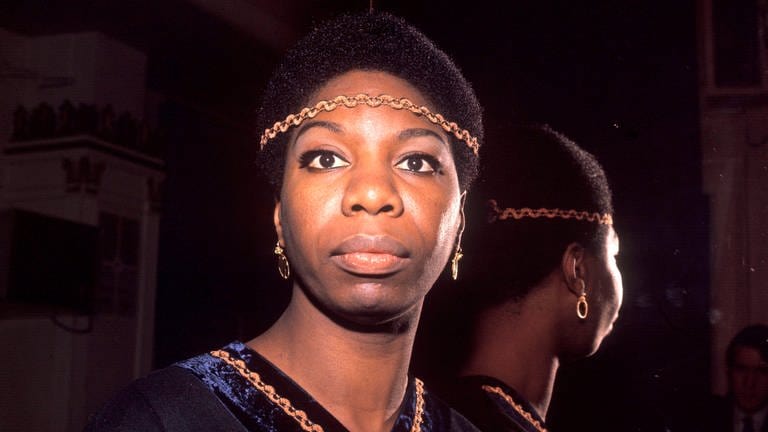 Die US-amerikanische Pianistin, Sängerin und Komponistin Nina Simone hinterließ ein bemerkenswertes musikalisches Erbe