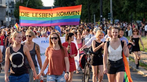 Lesben, Queers und Unterstützende beim jährlichen Dyke* March für mehr lesbische Sichtbarkeit am Vorabend des Berliner Christopher Street Days (CSD) in Berlin im Juli 2019. "Lesbe" war lange ein Schimpfwort und wurde abwertend benutzt. Ab den 1970ern nutzten frauenliebende Frauen den Begriff selbstbewusst als Eigenbezeichnung. 