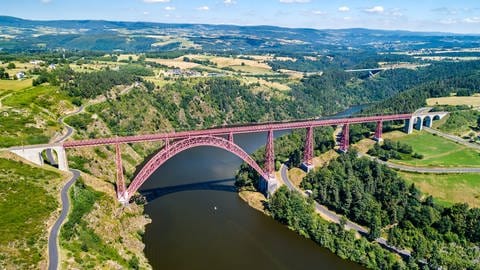 Garabit-Viadukt: Die stählerne Eisenbahnbrücke überspannt das Flusstal der aufgestauten Truyère in Frankreich. Erbaut wurde der Viadukt von Gustave Eiffel Ende des 19. Jahrhunderts. (Foto: IMAGO, IMAGO / agefotostock)