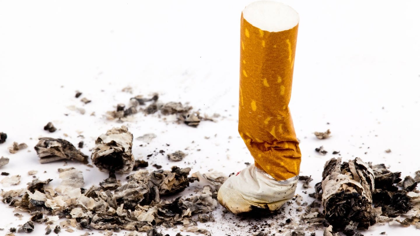 Ausgedrückte Zigarette mit grauer Asche drum herum: Von der angeleiteten Gruppe über das Nikotinpflaster, von der Selbsthilfe-App bis zur Hypnose-Therapie gibt es viele Methoden, mit dem Rauchen aufzuhören. Das Geheimnis ist, es immer wieder zu versuchen, um eines Tages Nichtraucher zu sein. (Foto: Colourbox)