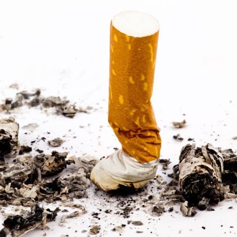 Ausgedrückte Zigarette mit grauer Asche drum herum: Von der angeleiteten Gruppe über das Nikotinpflaster, von der Selbsthilfe-App bis zur Hypnose-Therapie gibt es viele Methoden, mit dem Rauchen aufzuhören. Das Geheimnis ist, es immer wieder zu versuchen, um eines Tages Nichtraucher zu sein. (Foto: Colourbox)