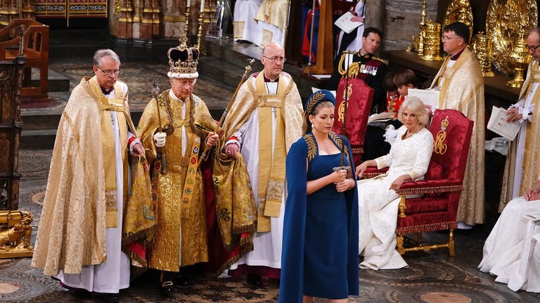 König Charles III trägt die St. Edward's Crown während der Krönungszeremonie in der Westminster Abbey in London am Samstag, 6. Mai 2023 (Foto: picture-alliance / Reportdienste, picture alliance / empics | Yui Mok)