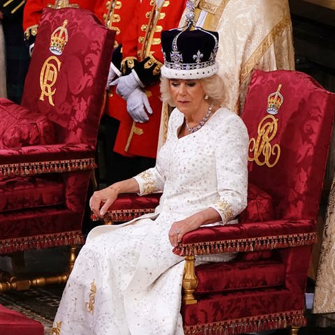Queen Camilla trägt bei ihrer Krönung am 6. Mai 2023 in Westminster Abbey Queen Mary's Crown  (Foto: picture-alliance / Reportdienste, picture alliance / ASSOCIATED PRESS | Yui Mok)