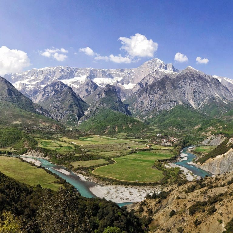 Im Tal der Vjosa in Albanien: Die Vjosa ist einer der letzten europäischen Wildflüsse und Lebensraum unzähliger Arten. Das neue Schutzgebiet umfasst die Vjosa und ihre unverbauten Nebenflüsse auf dem 200 Kilometer langen Weg quer durch Albanien. Alle Staudammpläne wurden abgesagt.