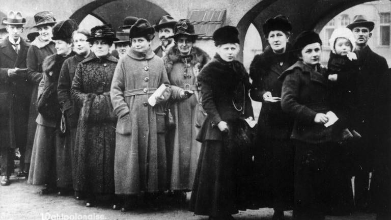 Frauen in einer Schlange vor einem Wahllokal: Bei der Wahl der Nationalversammlung am 19. Januar 1919 war es Frauen in Deutschland erstmals möglich, zu wählen und gewählt zu werden (Foto: dpa Bildfunk, picture alliance/dpa | AdsD/Friedrich-Ebert-Stiftung/dpa)