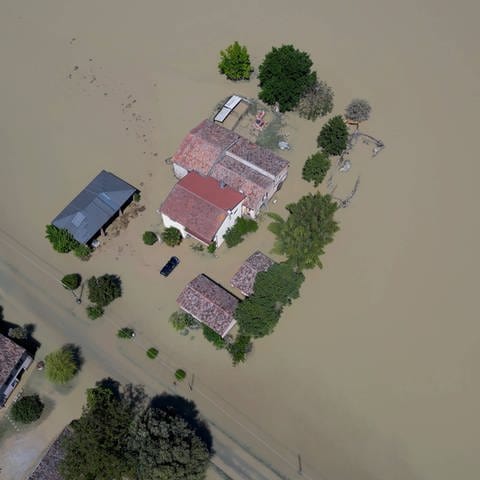 Nach den schweren Regenfällen und das daraus resultierende Hochwasser in den Dürreregionen der Emilia-Romagna stehen ganze Landstriche unter Wasser.