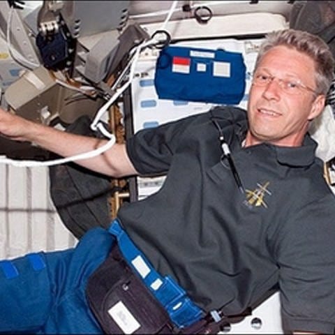 Der deutsche Astronaut Thomas Reiter schwebt in der Internationalen Raumstation ISS (Archivfoto vom 06.07.2006).  (Foto: picture-alliance / Reportdienste, picture alliance / dpa | epa Nasa/Tv)