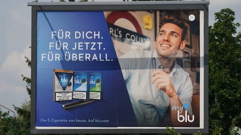 In Deutschland ist Werbung für E-Zigaretten erlaubt: Mitte 2022 rauchten 38 Prozent der Deutschen, in den Jahren vor Corona lag die Zahl meist unter 30 Prozent. (Foto: IMAGO, IMAGO / Peter Endig)