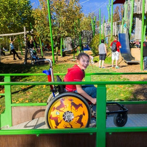 Beispiel für einen behindertengerechten Spielplatz (Foto: IMAGO, IMAGO / Sylvio Dittrich)