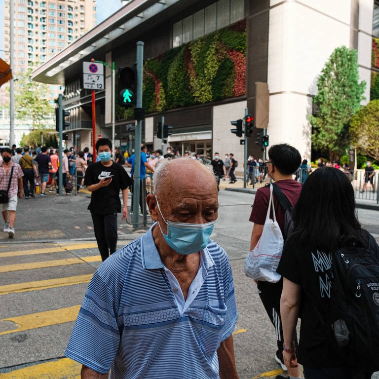 Menschen in China tragen wieder Masken (Foto: IMAGO, IMAGO / ZUMA Wire)