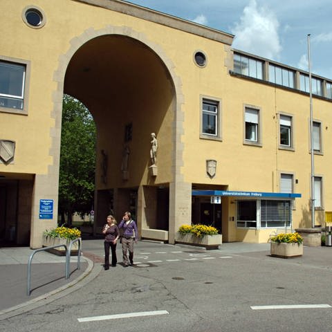 Haupteingang des Universitätsklinikums Freiburg (Foto: IMAGO, IMAGO / Michael Heuberger)
