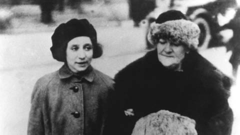 Clara Zetkin (rechts) mit ihrer Sekretärin Hertha Gordon-Osterloh 1922. Die am 5. Juli 1857 in Wiederau geborene und am 20. Juni 1933 in Archangelskoje bei Moskau verstorbene Politikerin baute die Frauenbewegung mit auf und war von 1891 bis 1917 Herausgeberin der Frauenzeitschrift "Die Gleichheit". 