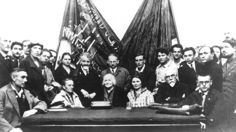 Clara Zetkin (Mitte) zusammen mit deutschen Genossen und englischen Bergarbeitern 1926 in Moskau. Zetkin war Mitbegründerin des Spartakusbundes (1916) und der USPD (1917). Von 1920 bis 1933 war sie für die KPD Mitglied des Reichstages, lebte jedoch überwiegend in Moskau. (Foto: picture-alliance / Reportdienste, picture-alliance / dpa | ADN)