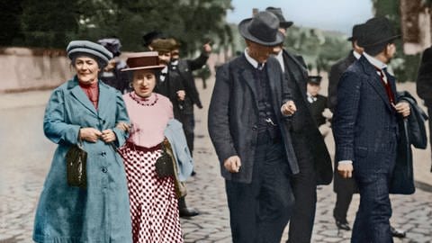 Zwei Politikerinnen, die Freundinnen waren: Der Sozialismus und der Traum von einer gerechteren Gesellschaft verbanden Clara Zetkin (links) und Rosa Luxemburg. Die historische Aufnahme vom 1.9.1910 wurde digital koloriert und zeigt beide auf dem Weg zum SPD-Parteitag in Magdeburg.