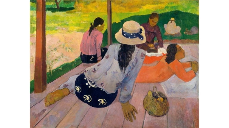 "La sieste" – "Die Mittagsruhe", 1892: Ein heißer Tag, im Schatten einer Veranda ruhen vier Tahitianerinnen auf Holzdielen. Eine Frau liegt auf einem Kissen, die anderen sitzen, eine bügelt. Die Frauen tragen zum Teil westliche Kleidung, ein Sonnenhut ist zu sehen. – Die Darstellung romanisiert, die Realität der Kolonialisierung und Ausbeutung ist ausgeblendet. Sie ignoriert die Tatsache, dass die französische Kolonialmacht die Einheimischen unterdrückte, um eigene Interessen zu fördern. 