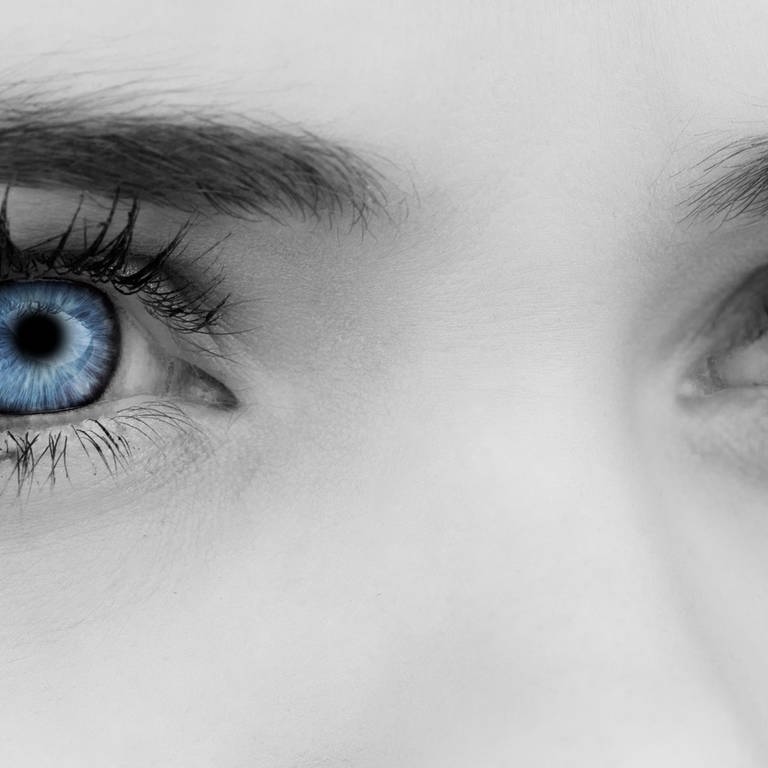 Blue eyes on grey face Symbolfoto (Foto: IMAGO, Wavebreak Media Ltd)