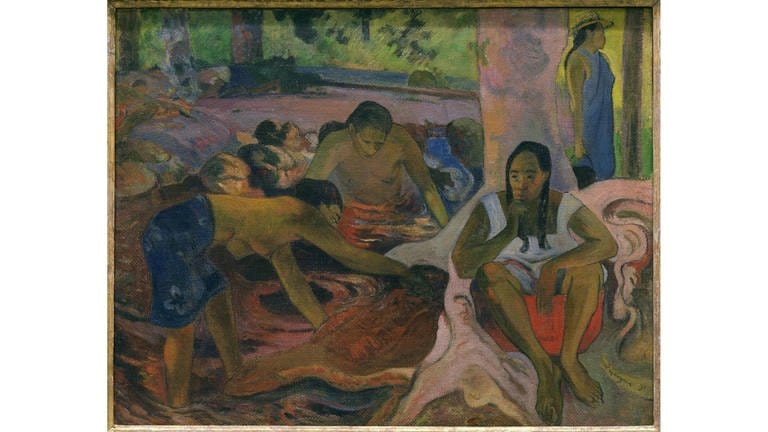 "Pêcheuses tahitiennes" – "Tahitianische Fischerinnen", 1891: Drei Tahitianerinnen in einem Halbkreis. Eine Frau steht mit den Füßen im Wasser. Die beiden anderen sitzen am Boden. Es ist eins der ersten Bilder, die Gauguin auf Tahiti malte, im Jahr seiner Ankunft auf der Südseeinsel. Es ist eine Vision von Menschen, die vermeintlich nur die Süße des Lebens kennen, von Frauen, die sanft und wild zugleich sind. So malte er sie: ursprünglich und unzivilisiert, mit leuchtend bunten Farbkompositionen