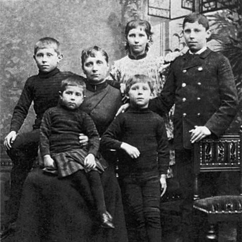 Mette Gauguin, die Ehefrau des Künstlers, mit den fünf Kindern in Kopenhagen (Foto 1888). Gauguin verließ seine dänische Frau, um auf Reisen zu gehen.
