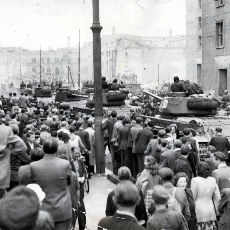 Arbeiteraufstand in der DDR am 17. Juni 1953: Demonstranten stehen vor russischen T-34-Panzern am "Haus der Ministerien" in der Leipziger Straße in Ost- Berlin