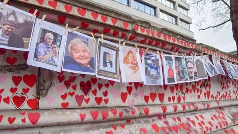 National Covid Memorial Wall in London mit Bildern der an Covid-19 Verstorbenen: In den Krankenhäusern lagen während der Corona-Pandemie etwa gleichviele weibliche und männliche Covid-19 Patienten. Aber Männer starben deutlich häufiger als Frauen.