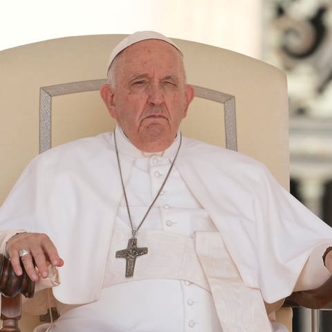 Papst Franziskus bei seiner wöchentlichen Generalaudienz auf dem Petersplatz. Papst Franziskus muss sich einer dringenden Operation unterziehen.