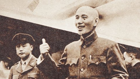 Chiang Kai-shek (rechts) und sein Sohn Chiang Chin-kuo (links) in Chengdu, der letzten Kuomintang-kontrollierten Stadt in Festland-China, am 10. Dezember 1949. Sie wurden noch am selben Tag per Flugzeug nach Taiwan evakuiert.  (Foto: IMAGO, IMAGO / UIG)
