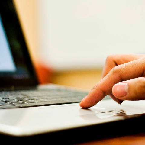 Hand an einer Tastatur (Foto: IMAGO, IMAGO / ingimage)