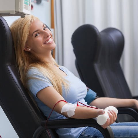 Symbolfoto: Eine Frau bei der Blutspende