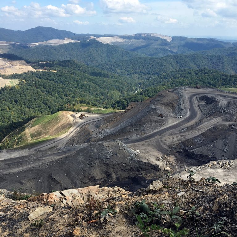 Tagebau "Middle Ridge" 2017 in West Virginia, USA: In West Virginia werden mit der Kohleverstromung 90 Prozent der Energie erzeugt. Dort arbeiten US-weit mit Abstand die meisten Menschen in dieser Branche. Die Biden-Regierung will aber mittelfristig aus der fossilen Energie aussteigen.