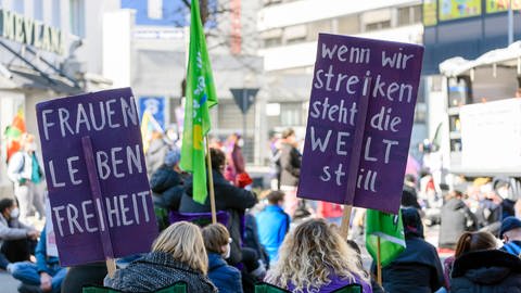 "Frauen Leben Freiheit" – das fordern Demonstrantinnen und Demonstranten 2021 in Nürnberg. Seit 1911 ist der 8. März Weltfrauentag bzw. "Feministischer Kampftag". Initiatorin des Internationalen Frauentags war Clara Zetkin.