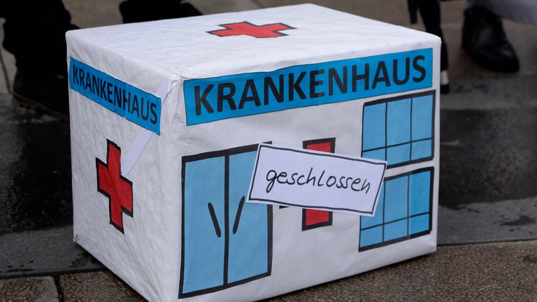 Symbolbild: Das Bündnis Klinikrettung demonstrierte auf dem Alexanderplatz gegen bundesweite Klinikschließungen
