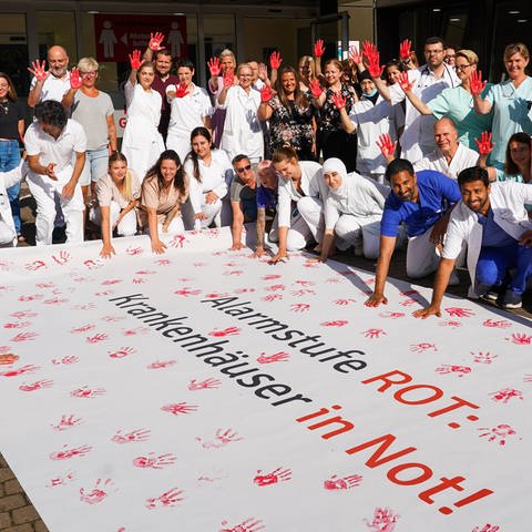 Symbolbild: Ein Aktionstag an einer Klinik zum Protest gegen die Krankenhausreform (Foto: IMAGO, IMAGO / Marc Schüler)