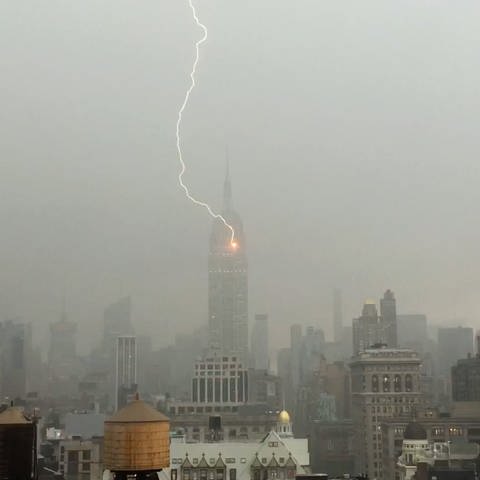 Blitzeinschlag am Empire State Building (Foto: picture-alliance / Reportdienste, picture alliance / AP Photo)