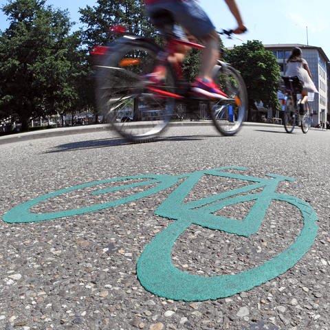 Baden-Württemberg, Karlsruhe: Radfahrer fahren in einer Fahrradstrasse in der Innenstadt.