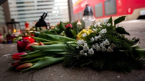 Blumen und Kerzen am Bahnhof in Brokstedt, Schleswig-Holstein: Bei einer Messerattacke am 25. Januar 2023 in einem Regionalzug starben zwei Menschen, fünf wurden schwer verletzt. (Foto: picture-alliance / Reportdienste, Daniel Bockwoldt)