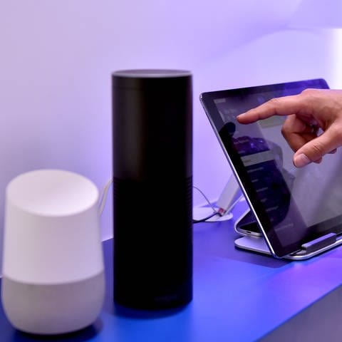Symbolbild: Die Lautsprecher Google Home (l) und Amazon Echo, ausgestattet mit den Sprachassistenten Google Assistant und Alexa
