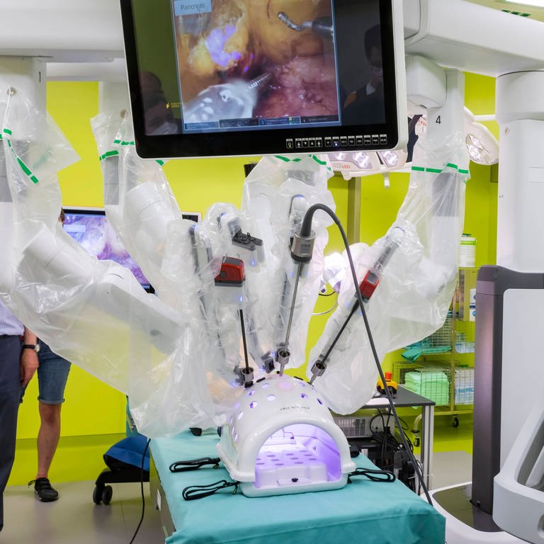 KI- und Roboter-gestützten Assistenzsystemen für die Krebschirurgie (Foto: IMAGO, IMAGO / Sylvio Dittrich)