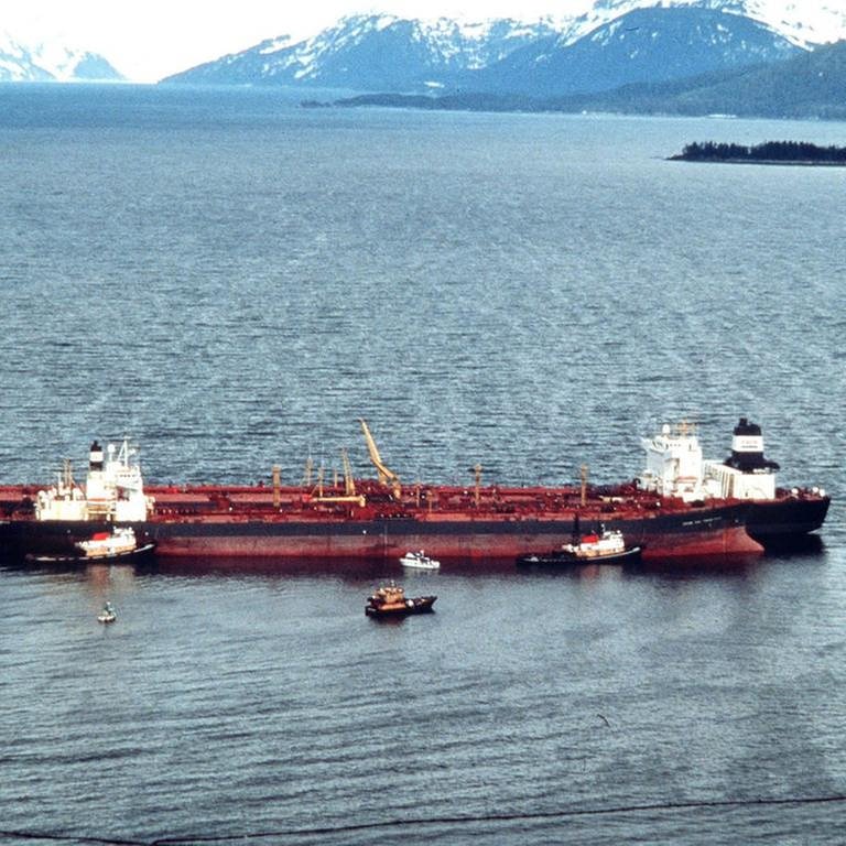 Der Öltanker "Exxon Valdez" lief am 24.3.1989 im Prinz-William-Sund vor Alaska auf Grund. 40.000 Tonnen ausgelaufenes Rohöl lösten eine Umweltkatastrophe aus. (Foto: dpa Bildfunk, picture-alliance / Reportdienste - Us Coast Guard)