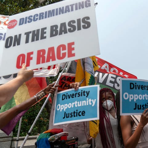 Proteste: Das Oberste Gericht der USA hat die Berücksichtigung der Hautfarbe oder Abstammung von Bewerberinnen und Bewerbern bei der Zulassung an Universitäten für verfassungswidrig erklärt