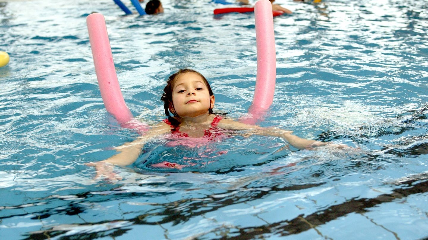 Schwimmkurs für Kinder (Foto: IMAGO, IMAGO / JOKER)