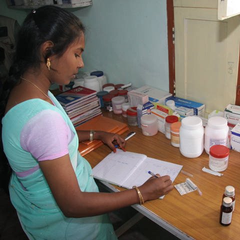Krankenschwester in einer indischen Krankenstation