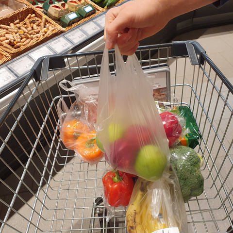Plastikbeutel im Supermarkt