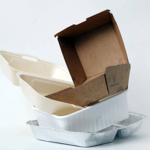 Ein Stapel mit leer gegessenen Verpackungen von Gerichten (Lieferservice)