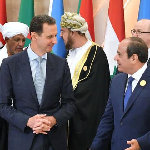 Dieses vom Büro des ägyptischen Präsidenten zur Verfügung gestellte Foto zeigt (v.l.n.r.) Kais Saied, Präsident von Tunesien, Baschar al-Assad, Präsident von Syrien, und Abdel Fatah El-Sisi, Präsident von Ägypten, bei einem Gruppenfoto während des arabischen Gipfels am 23. Mai 2023. Syrien kehrte damit nach der Aussetzung seiner Mitgliedschaft im Jahr 2011in die Arabisch Liga zurück.