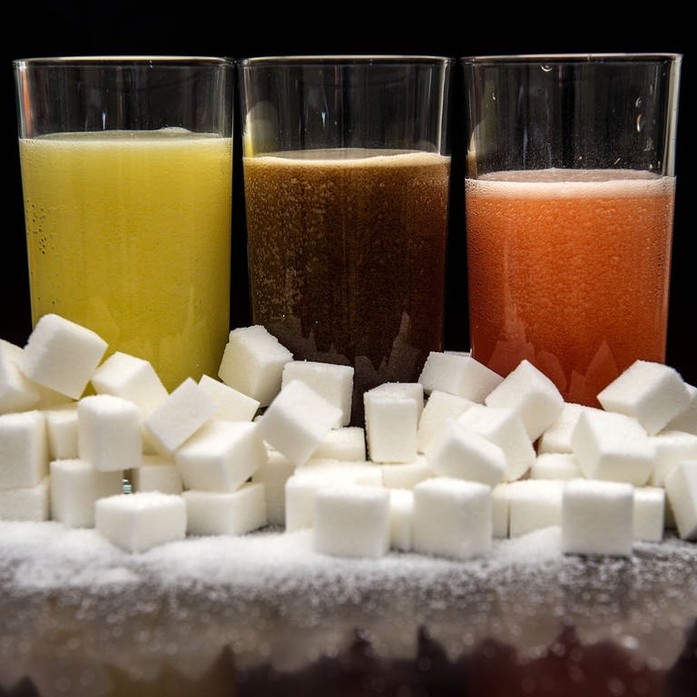Symbolbild für den Zuckergehalt in Softdrinks (Foto: picture-alliance / Reportdienste, picture alliance / empics | Anthony Devlin)