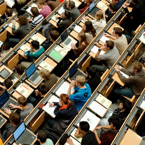 Studenten sitzen in einem Hörsaal (Foto: picture-alliance / Reportdienste, picture alliance/dpa | Peter Kneffel)