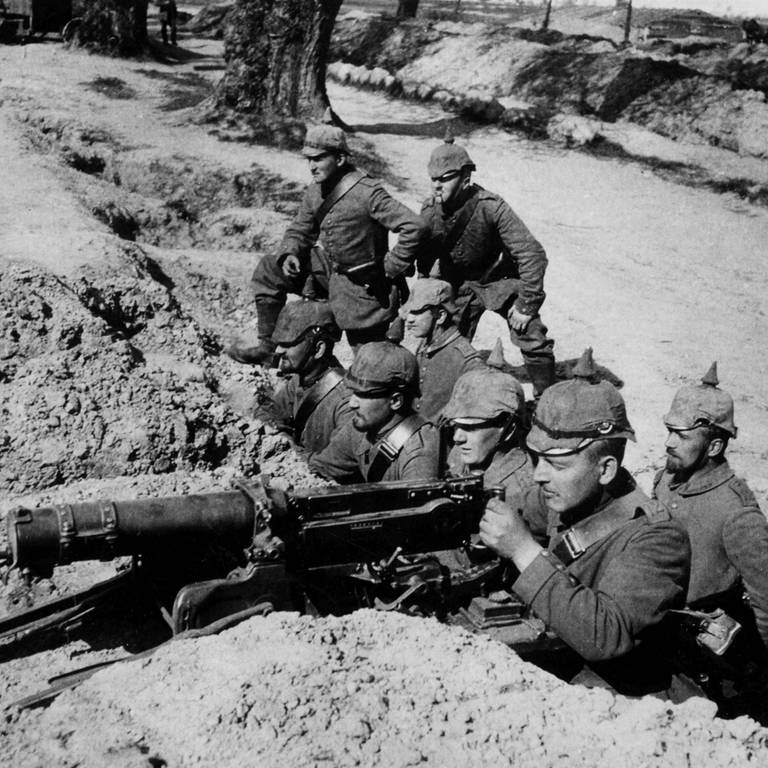 1. Weltkrieg: Deutsche Soldaten an der Westfront mit Maschinengewehr. 1914