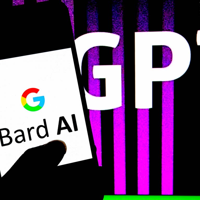 In dieser Fotoillustration wird ein Google Bard AI-Logo auf einem Smartphone mit einem Chat-GPT-Logo im Hintergrund angezeigt.